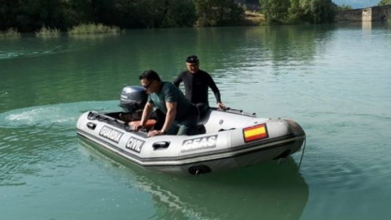 imagen de los geas de la guardia civil buscando al hombre en el rio esera 5cdc31930c7c4