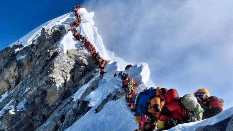 Imatge de la cua que es va formar dimecres per accedir al cim de l'Everest
