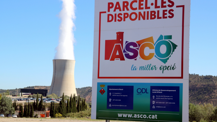 Imatge d'un cartell de promoció del polígon industrial d'Ascó amb la central nuclear al fons