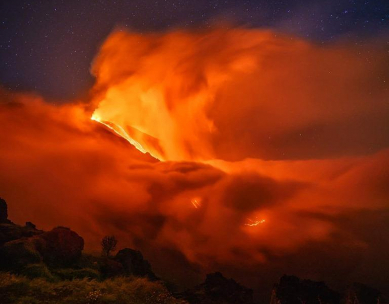 Imatge extraordinaria de l'erupciÃ³ estromboliana de l'Etna aquesta nit passada