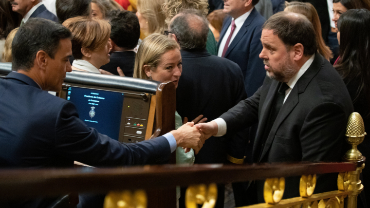 Junqueras i Pedro Sánchez, saludant-se al Congrés