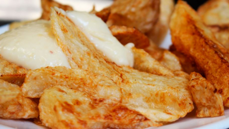 Les patates braves del Bar Tomàs són conegudes com les millors de Barcelona