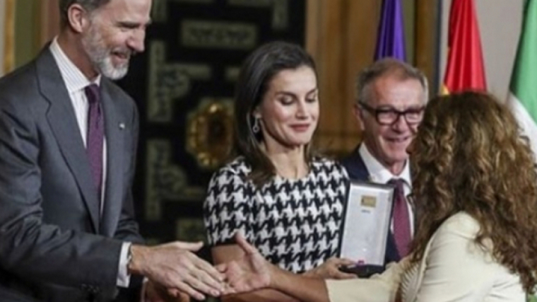 Lolita recollint la Medalla d'Or al Mèrit en les Belles Arts