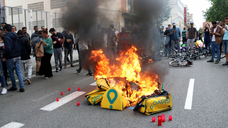 Treablladors de Glovo s'han manifestat per la mort del seu company a Barcelona