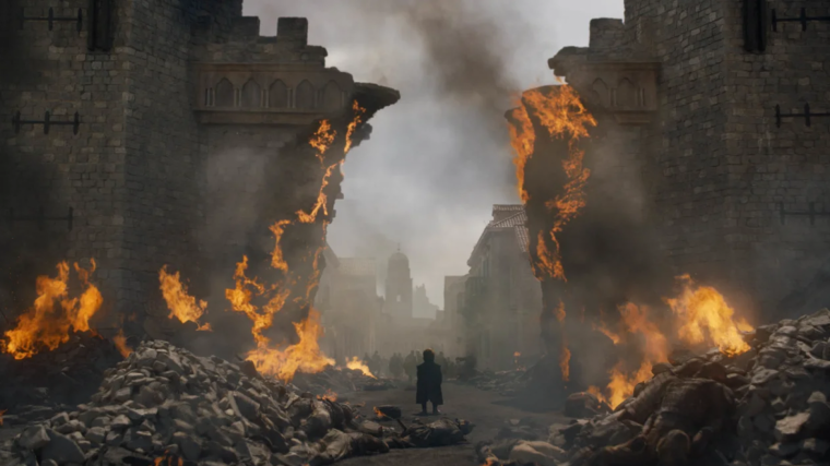 Tyrion contempla el fuego en Desembarco del Rey.
