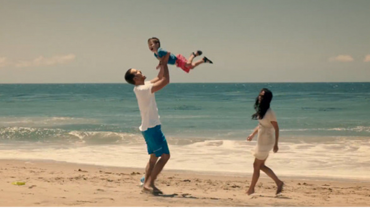 Brian (Paul Walker) con su hijo y Mia (Jordana Brewster) en 'Fast & Furious 7'  (2015)