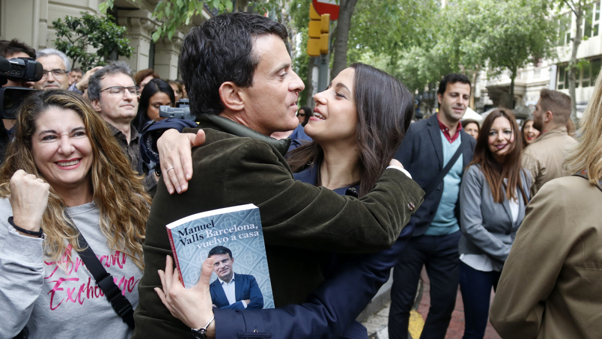 Inés Arrimadas sa'abraça amb Manuel Valls durant la diada de Sant Jordi