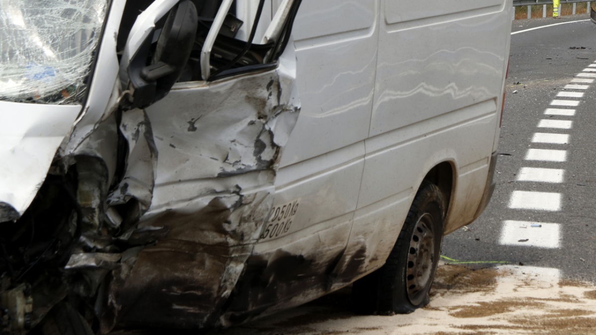 Pla tancat de la furgoneta implicada en l'accident de l'N-340 al PerellÃ³, amb el vehicle on viatjava la vÃ­ctima mortal al fons
