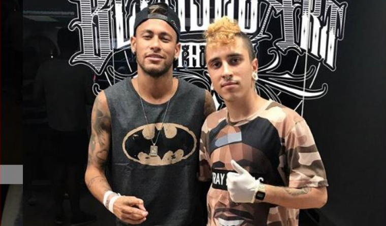 Albert Bonet, el tatuador de Riba-roja d'Ebre que ha plasmat el seu art en la pell de jugadors com Neymar.
