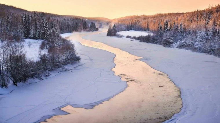 Imatge d'un riu de SibÃ¨ria prÃ cticament congelat