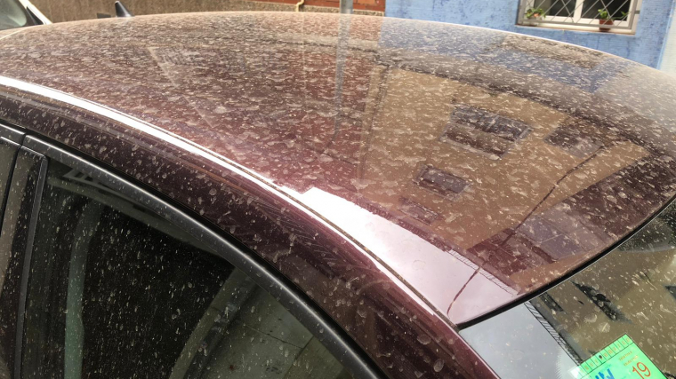 Un cotxe ple de fang pels xàfecs del migdia a Cerdanyola del Vallès