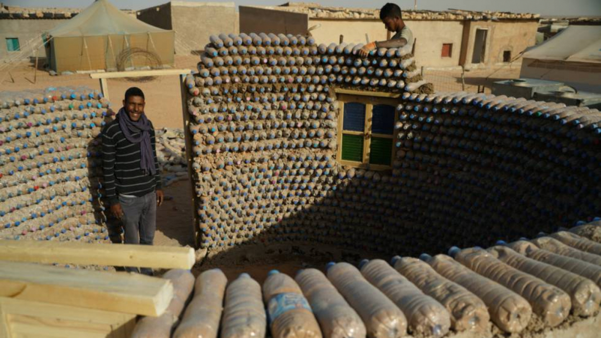 A l'Àfrica construeixen cases amb ampolles de plàstic com a maons