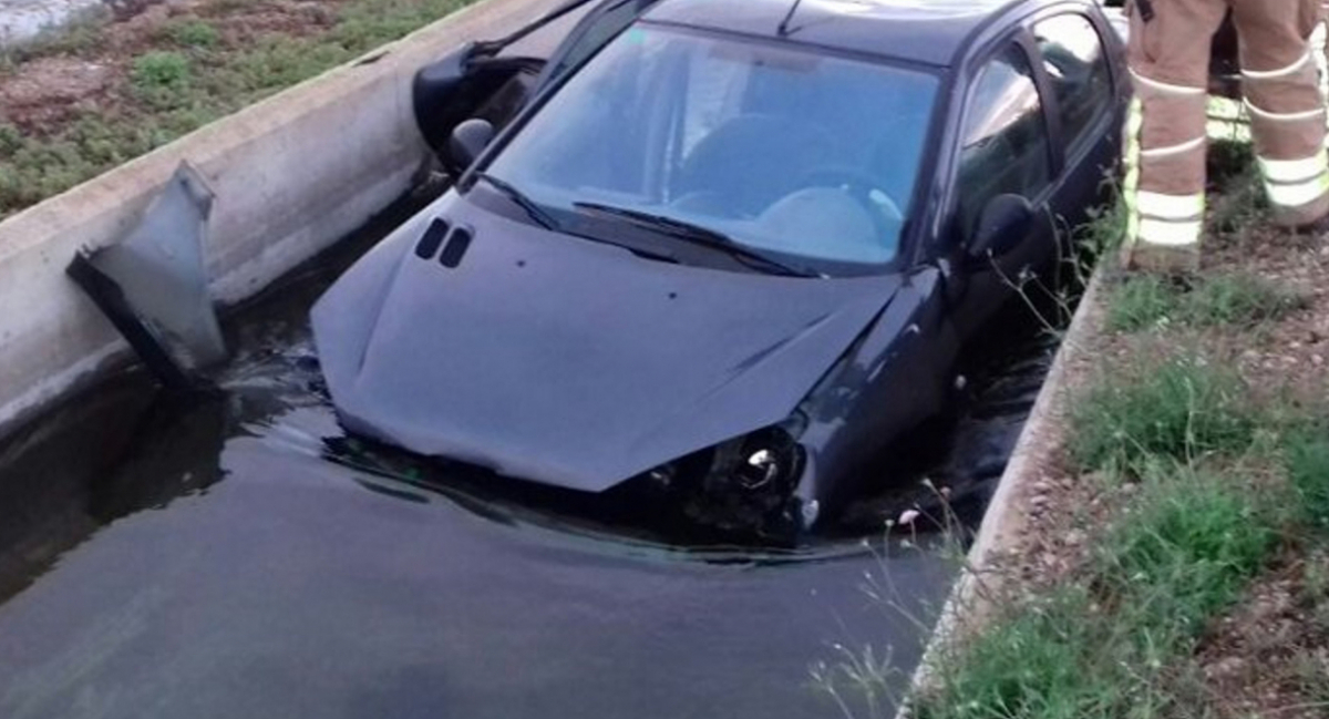 El vehicle atrapat al canal de reg després de patir un accident a Deltebre