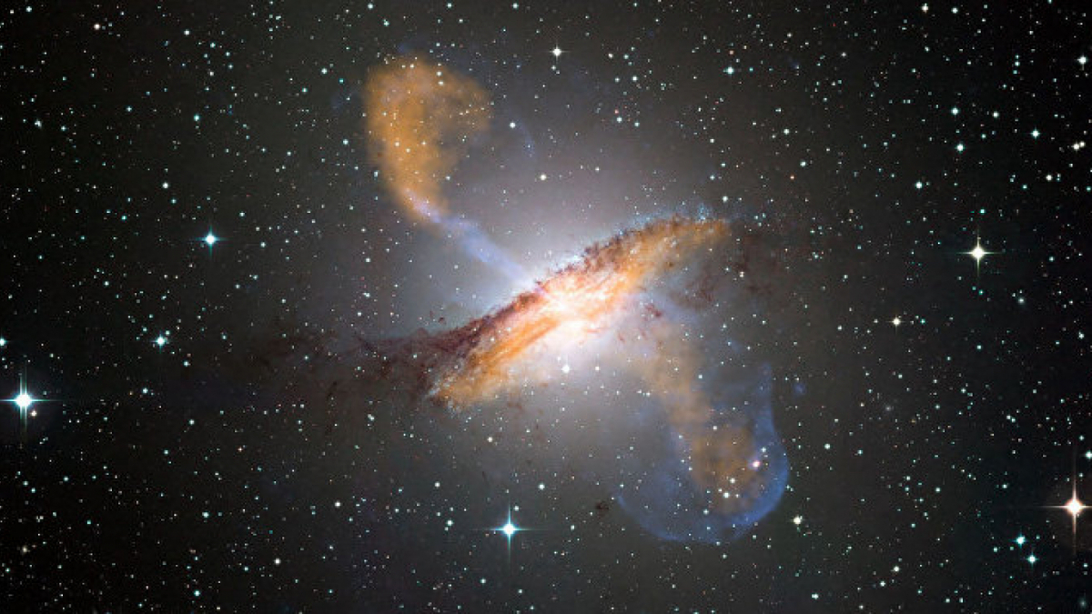 Els experts podrien investigar com la llum es veu afectada al fet que el disc d’acreció es trobi dintre del camp gravitatori del forat negre