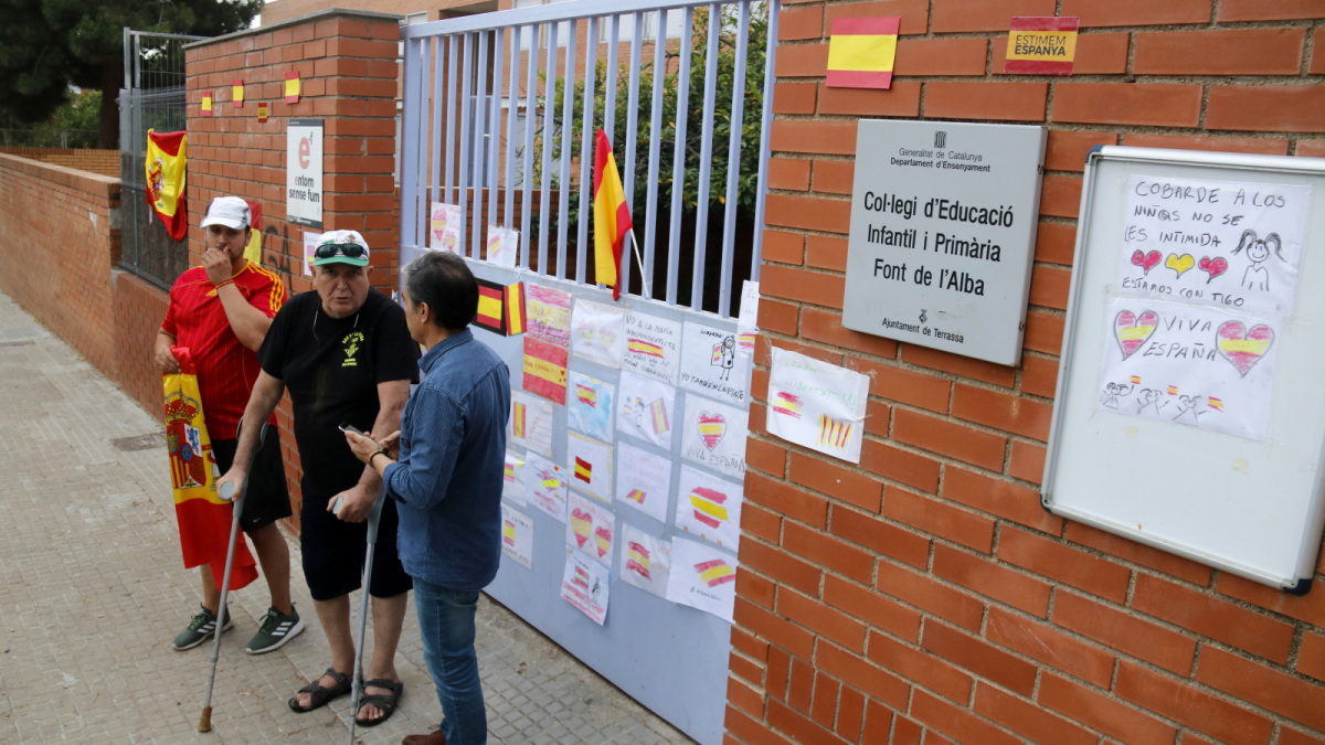 En conèixer els fets la gent es va acostar a l'escola per mostrar el seu suport a la nena