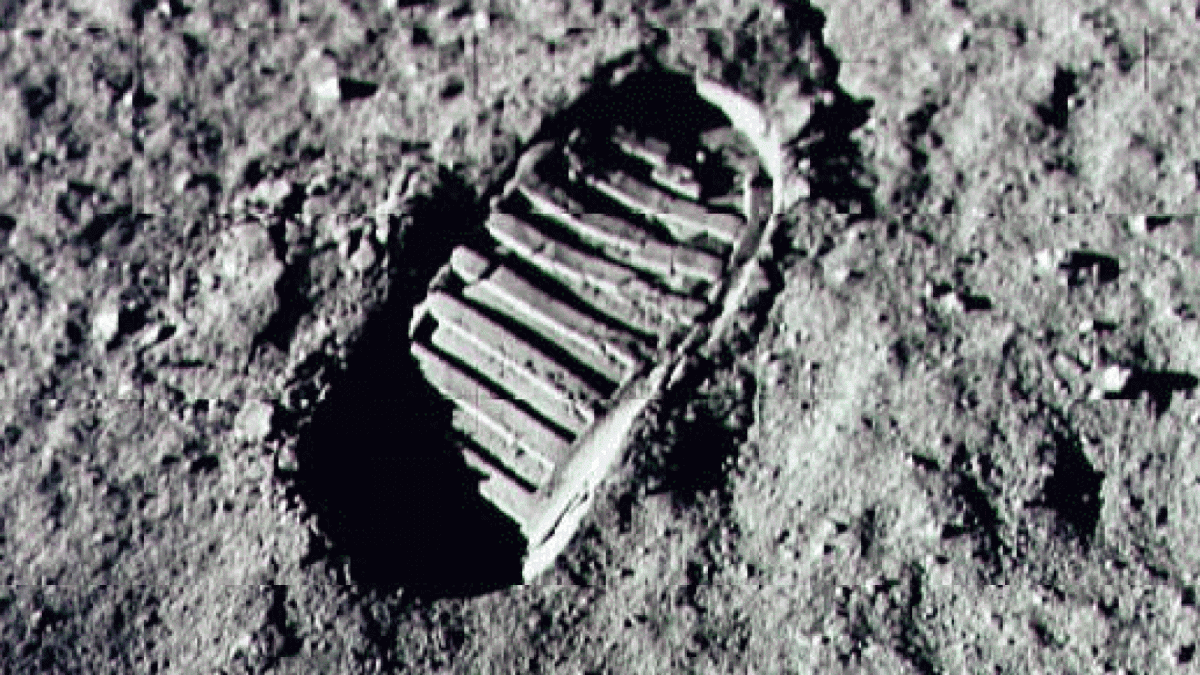 Imatge de la petjada humana a la superfície lunar