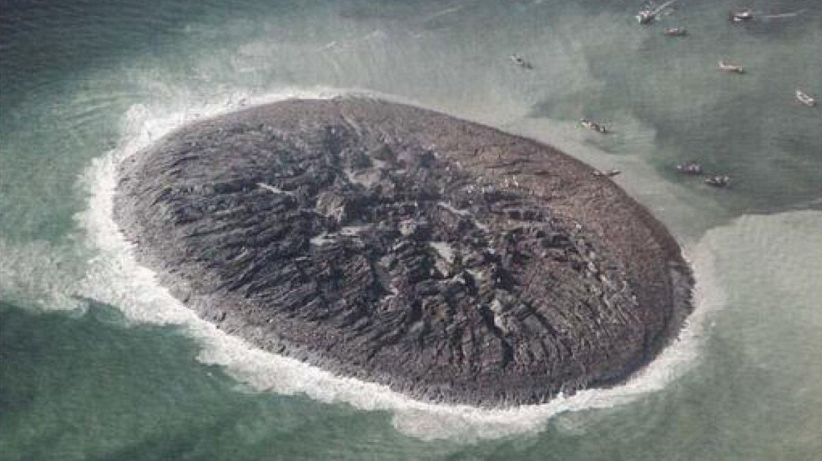 Imatge de l'illa Zalzala Koh l'any 2013 quan va néixer