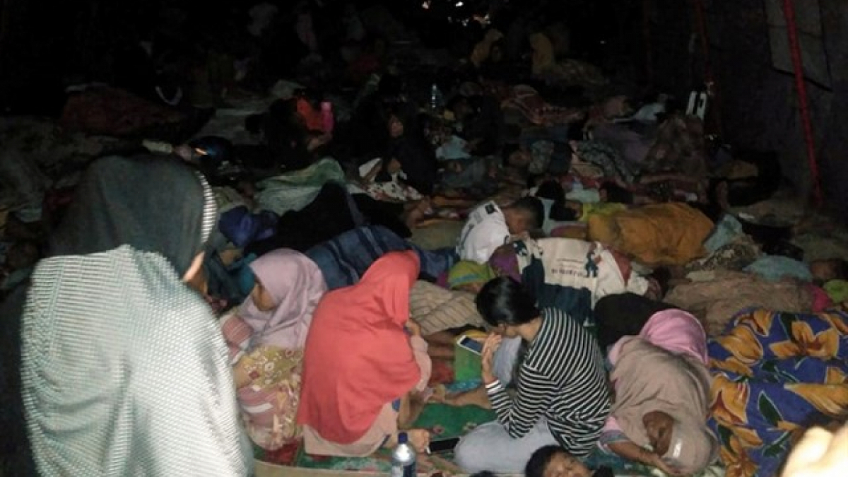 Imatge de part de la població dormint al carrer després del terratrèmol