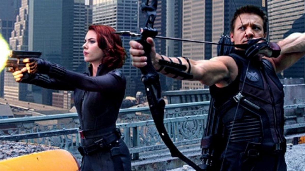 Johansson y Renner, encarnando a sus personajes en 'Vengadores' (2012)