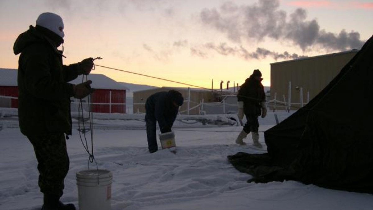 Les condicions a la base militar d'Alert són extremes, ja que està situada a menys de 900 km del Pol Nord.