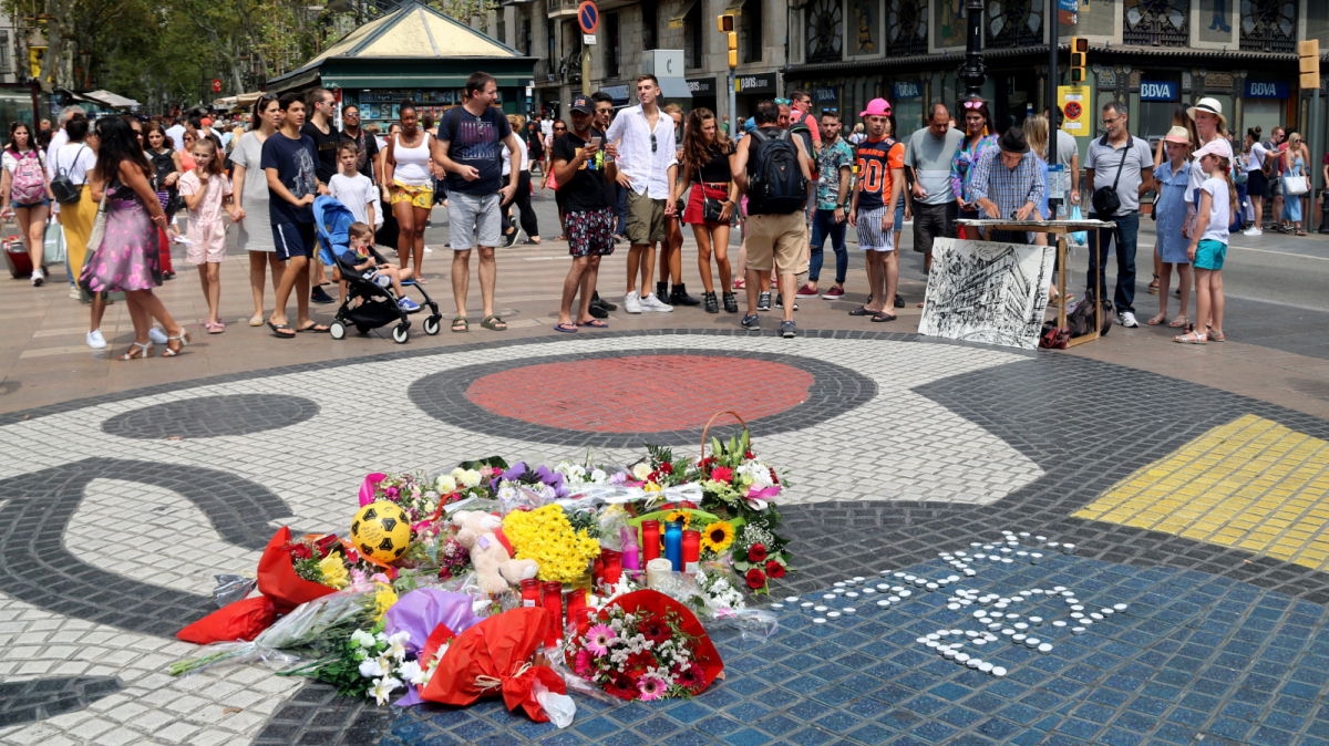 Mosaic de Miró a la Rambla amb flors i espelmes en honor a les víctimes de l'atemptat del 17-A