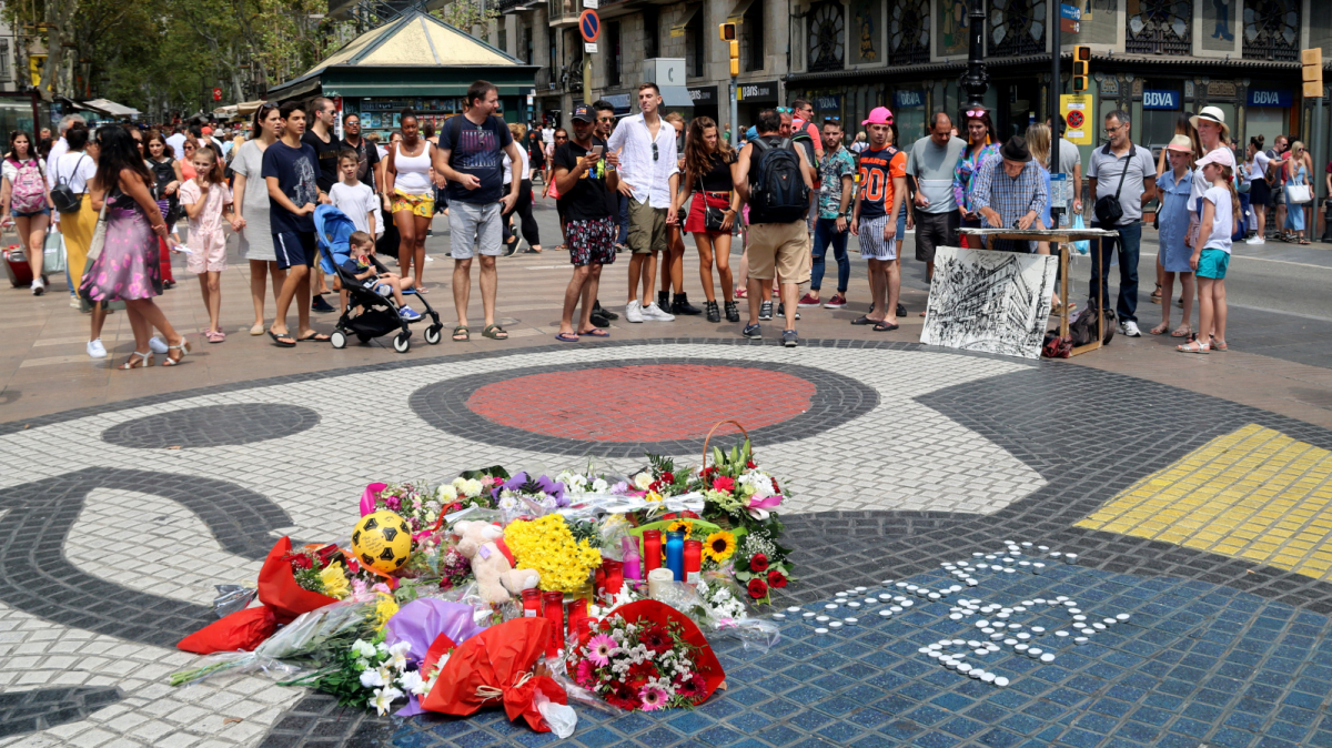 Mosaic de Miró a la Rambla amb flors i espelmes en honor a les víctimes de l'atemptat del 17-A
