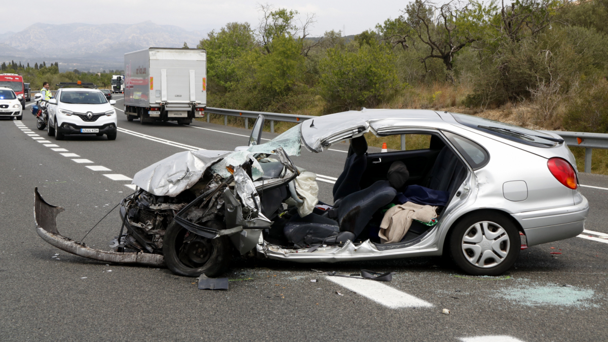 Pla general del vehicle on viatjava la víctima mortal de l'accident a l'N-340, al Perelló (Baix Ebre)