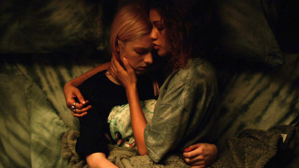 Hunter Schafer y Zendaya en 'Euphoria'. Crédito: HBO.