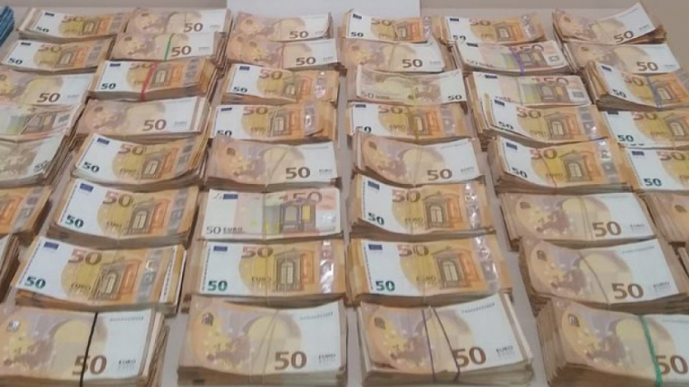 Imatge de diners en metÃ lÂ·lic comissats per la GuÃ rdia Urbana de Barcelona en la cabina d'un camiÃ³ a la Zona Franca