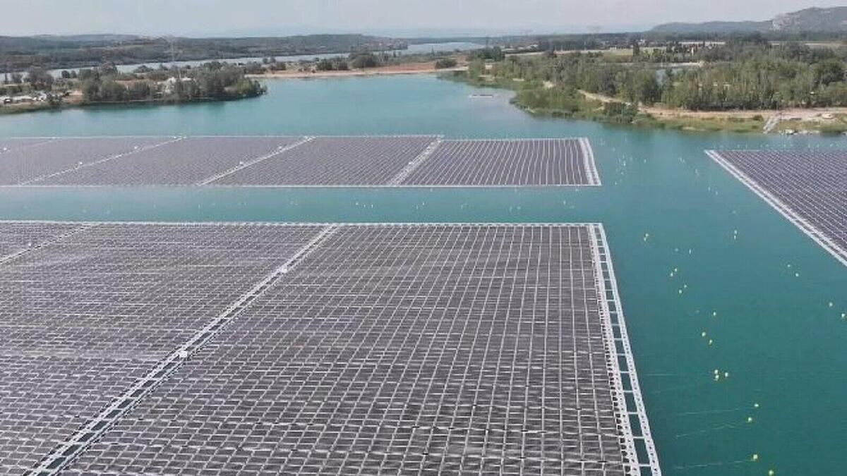 Vista de la planta solar flotant de Puegoulen, al sud-est francès