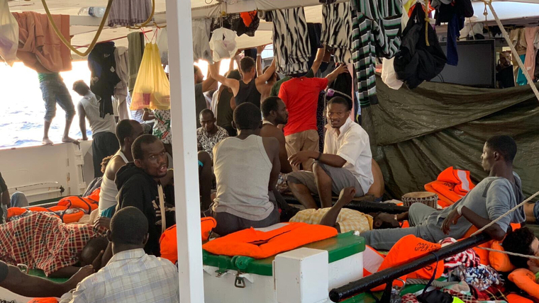 Alguns dels migrants que es troben a bord del vaixell de rescat Open Arms