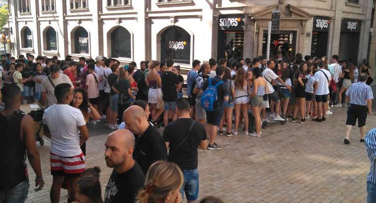 Cues a les portes de la botiga Snipes a Lleida