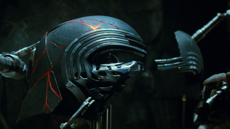 El casco de Darth Vader siendo fusionado con el de Kylo Ren
