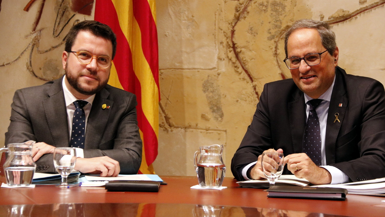 El vicepresident i conseller d'Economia, Pere Aragonès, i el president de la Generalitat, Quim Torra, a la taula del Consell Executiu
