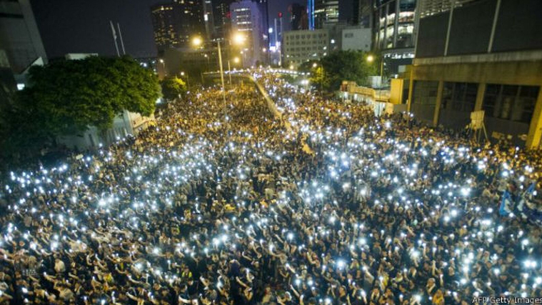 Enorme concentración de manifestantes empleando sus móviles