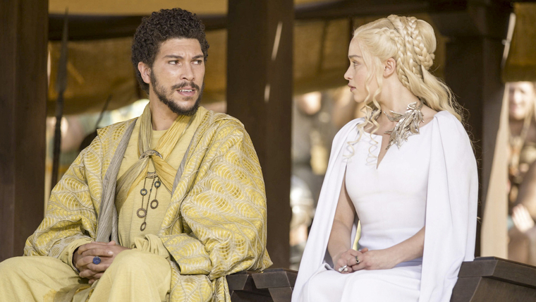 Hizdahr (Fy) junto a Daenerys (Clarke) en 'Juego de Tronos' (2011-2019)