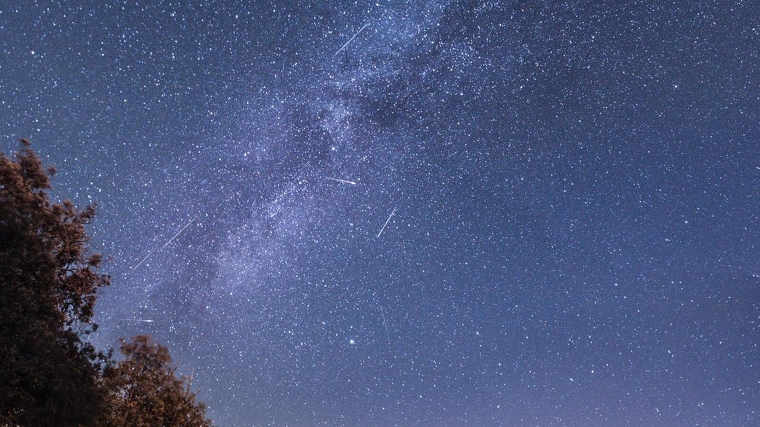Imatge de la pluja d'estels dels Perseids juntament amb la dels Delta Aquàrides a Prades