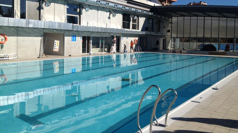 La piscina del Serrallo, que queda al descobert a l'estiu, Ã©s una de les piscines municipals on es podria permetre el 'topless'.