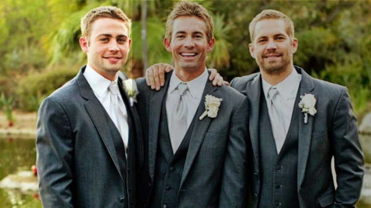 Los tres hermanos Walker juntos en una boda