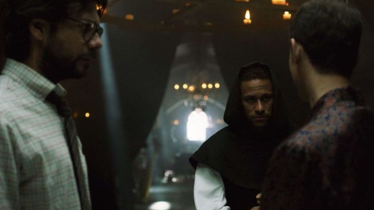 Neymar como el monje Jôao en la ficción junto a El Profesor (Morte) y Berlín (Pedro Alonso)