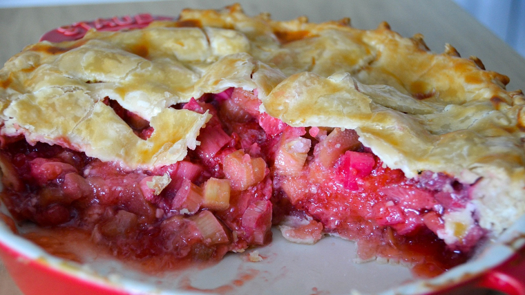 Pastel de ruibarbo con fresas