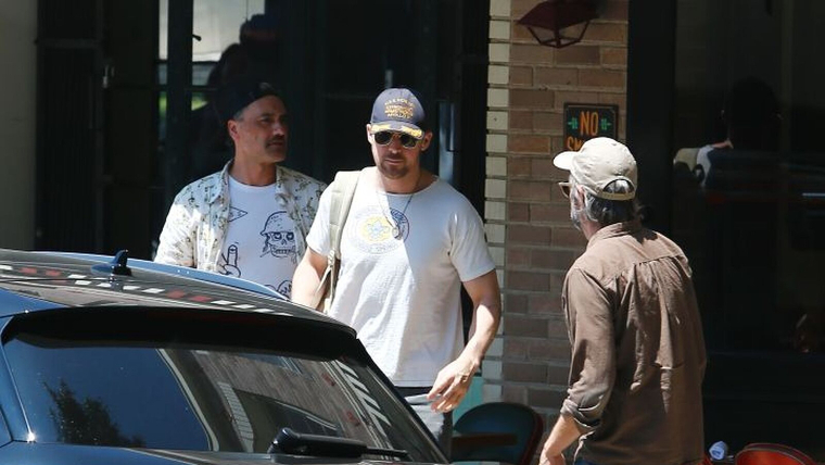 Waititi y Gosling pillados infraganti a la salida del restaurante