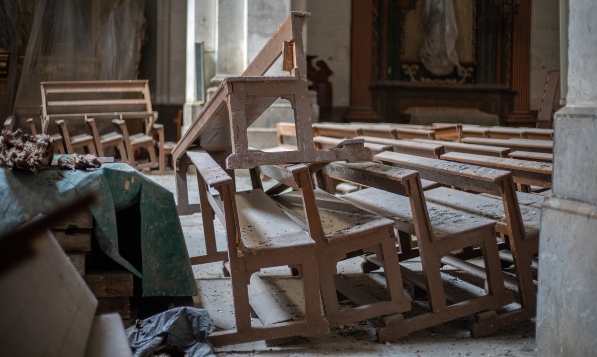 La pols, brutícia i excrements d'aus s'han apoderat de l'interior de l'església
