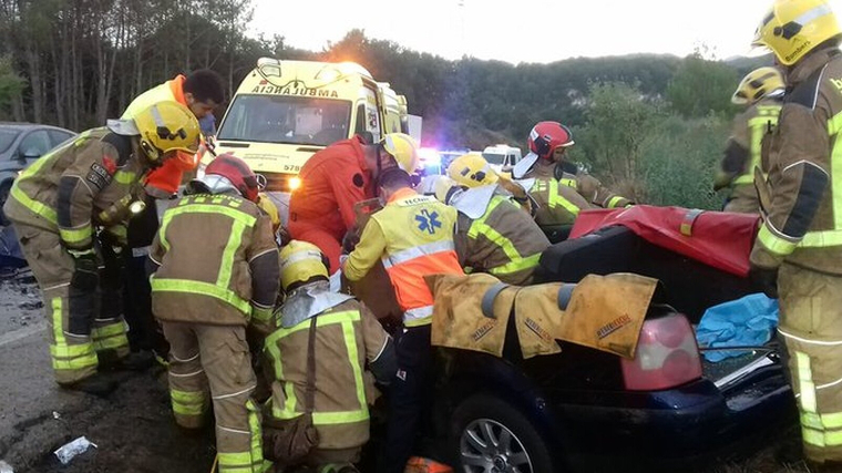 Diversos efectius de Bombers atenen un accident a la carretera C-66, a Serinyà, el 17 de setembre del 2019