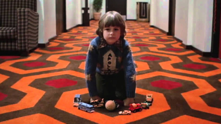 El pequeño Danny  (Lloyd) juega despreocupadamente en el Hotel Overlook