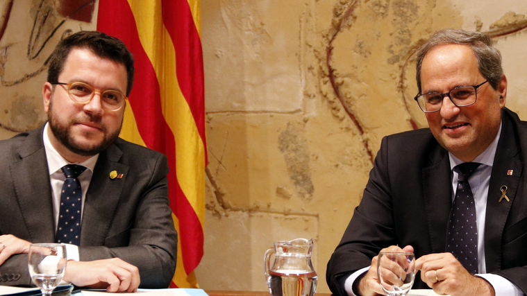 El vicepresident i conseller d'Economia, Pere Aragonès, i el president de la Generalitat, Quim Torra, a la taula del Consell Executiu