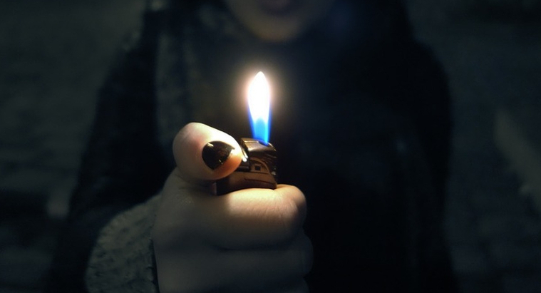 Dona amb encenedor de nit