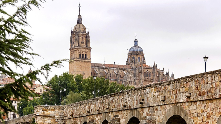 La catedral y el puente de Salamanca