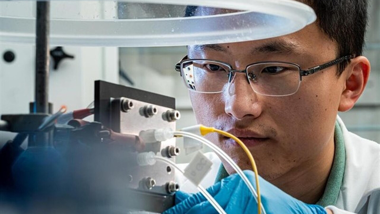 L'enginyer de la Universitat de Rice, Haotian Wang, amb el nou reactor