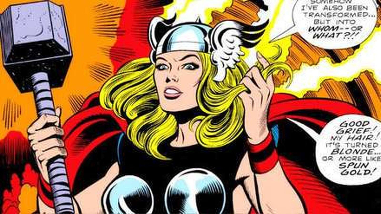 Mighty Thor en los comics, portando el martillo